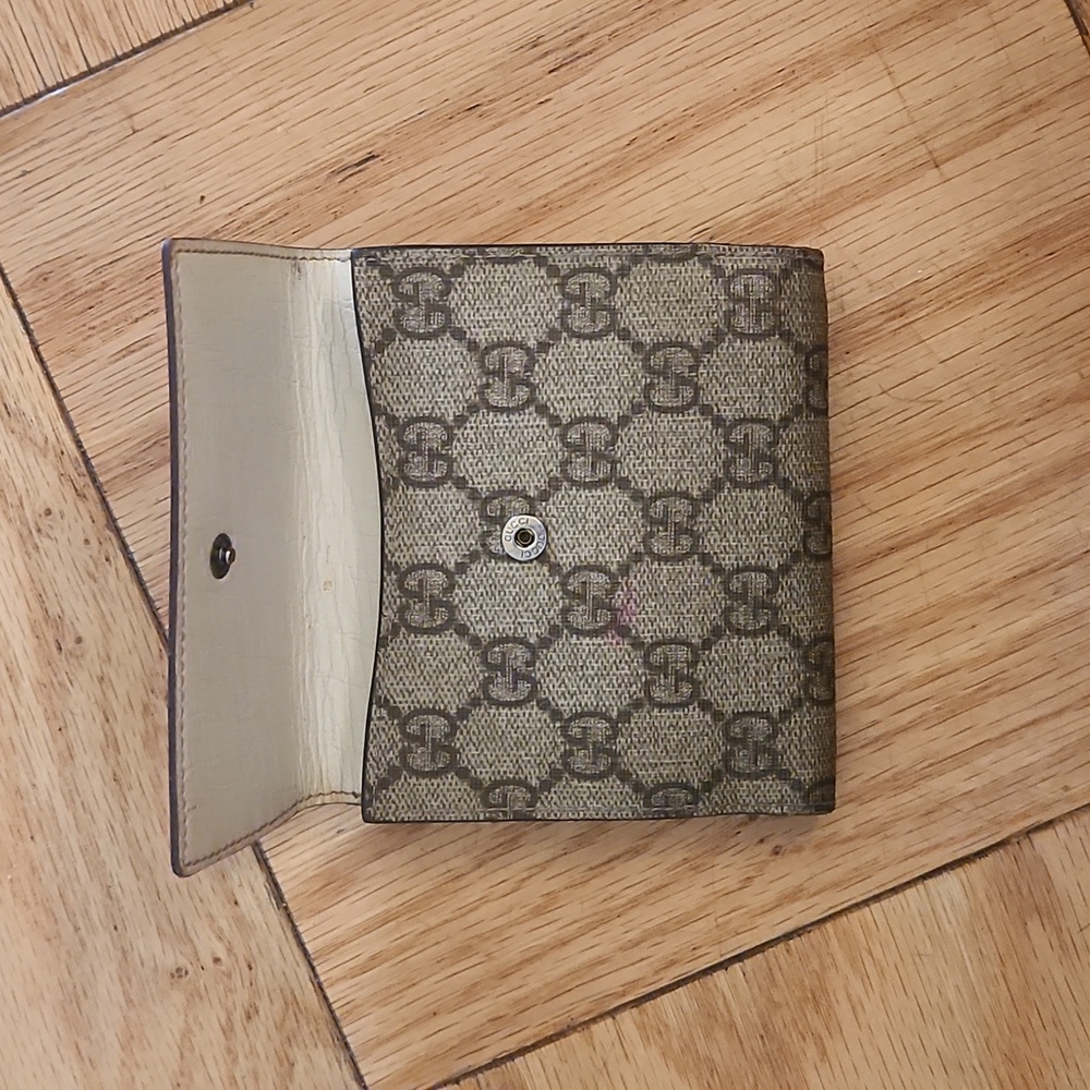 GUCCI BEIGE/EBONY COATED CANVAS GG PLUS CLASSIC FLAP FRENCH WALLET - Picture 4 of 9